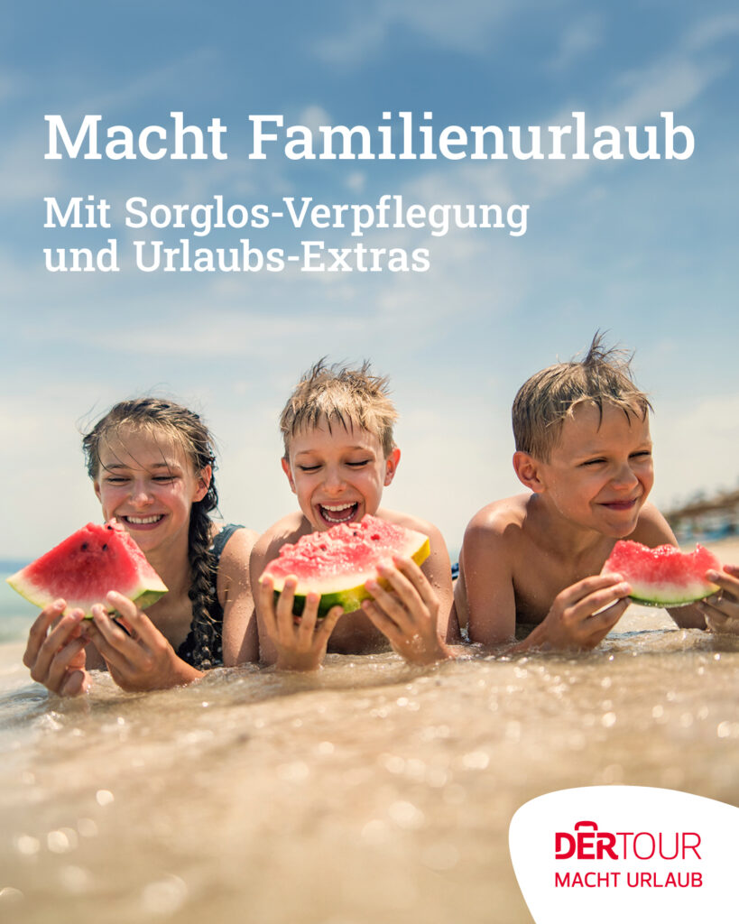 Fröhliche Kinder essen Wassermelone am Strand während eines sonnigen Familieurlaubs. Der blaue Himmel und das klare Wasser schaffen eine entspannte Urlaubsatmosphäre. Ideal für sorglose Ferien mit Rundum-Verpflegung und Extras, beworben von DERTOUR.
