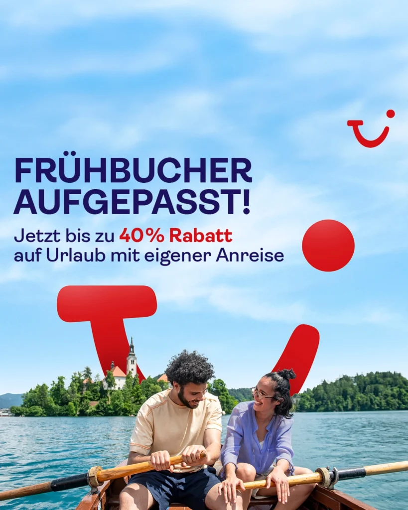 Paar paddelt gemeinsam in einem Ruderboot auf einem ruhigen See vor einer grünen Landschaft, während ein TUI-Logo im Hintergrund sichtbar ist. Text: "Frühbucher aufgepasst! Jetzt bis zu 40% Rabatt auf Urlaub mit eigener Anreise."
