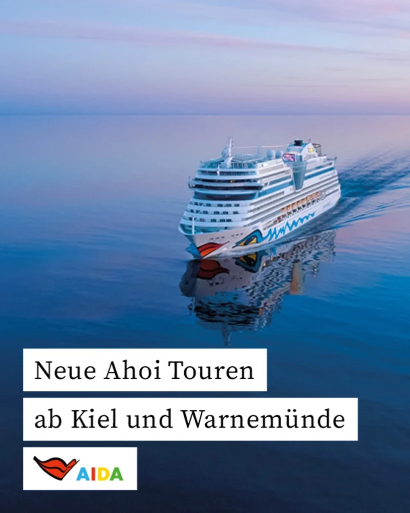 Ein AIDA-Kreuzfahrtschiff fährt auf ruhiger See in den Sonnenuntergang. Der Himmel spiegelt sich im Wasser, und das Schiff hinterlässt eine sanfte Bugwelle. Auf dem Bild steht der Text: „Neue Ahoi Touren ab Kiel und Warnemünde“ mit dem AIDA-Logo.