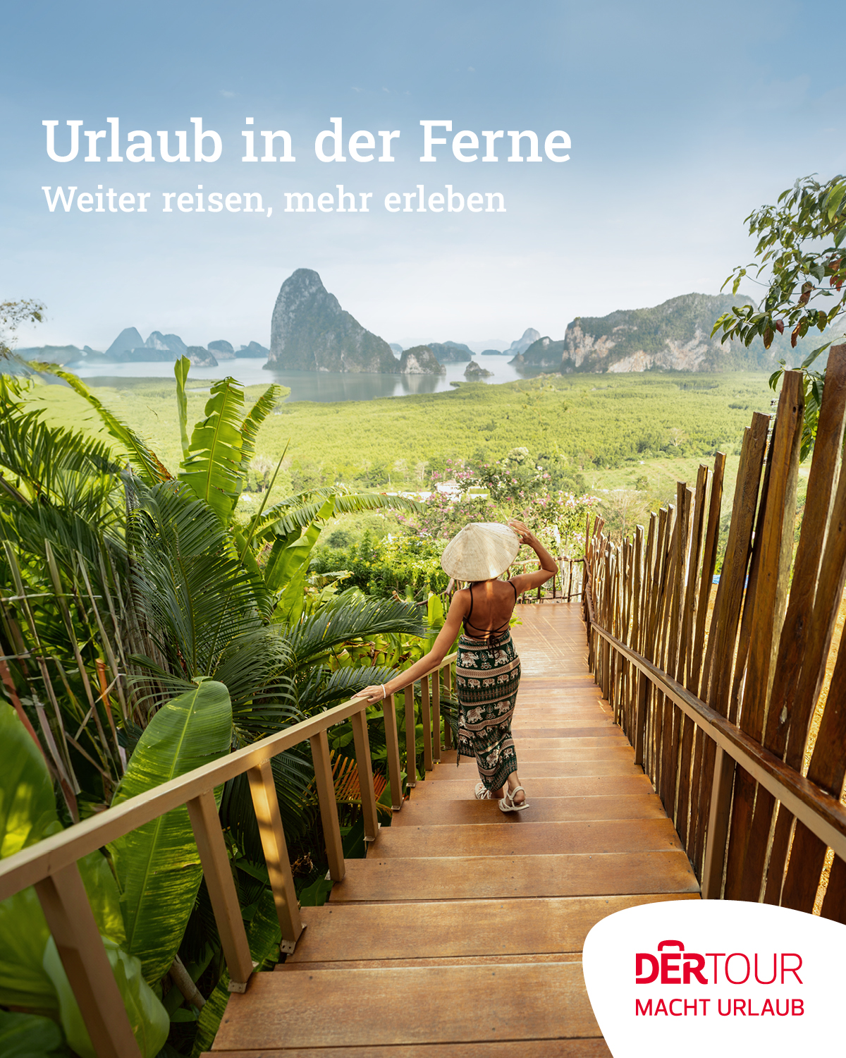 Eine Frau mit einem traditionellen asiatischen Strohhut geht eine Holztreppe hinunter, umgeben von tropischen Pflanzen. Im Hintergrund erstreckt sich eine beeindruckende Landschaft mit grünen Hügeln, Kalksteinfelsen und einem ruhigen Gewässer.