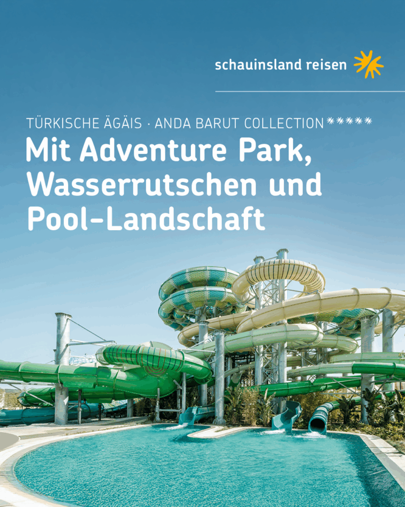 Großer Wasserpark mit grünen und gelben Wasserrutschen im Anda Barut Collection Hotel an der türkischen Ägäis, unter blauem Himmel.