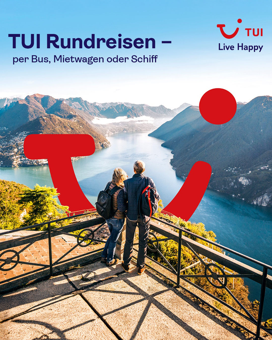 Ein Paar steht auf einer Aussichtsplattform und blickt auf einen malerischen See, umgeben von Bergen. Im Vordergrund ist ein großes rotes TUI-Logo zu sehen. Text im Bild: „TUI Rundreisen – per Bus, Mietwagen oder Schiff“. Logo und Slogan: „TUI – Live Happy“.